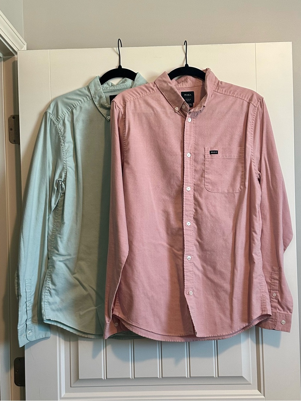 RVCA Men's safe and Salmon Button-Front Shirt with Mint Shirt Pairing
